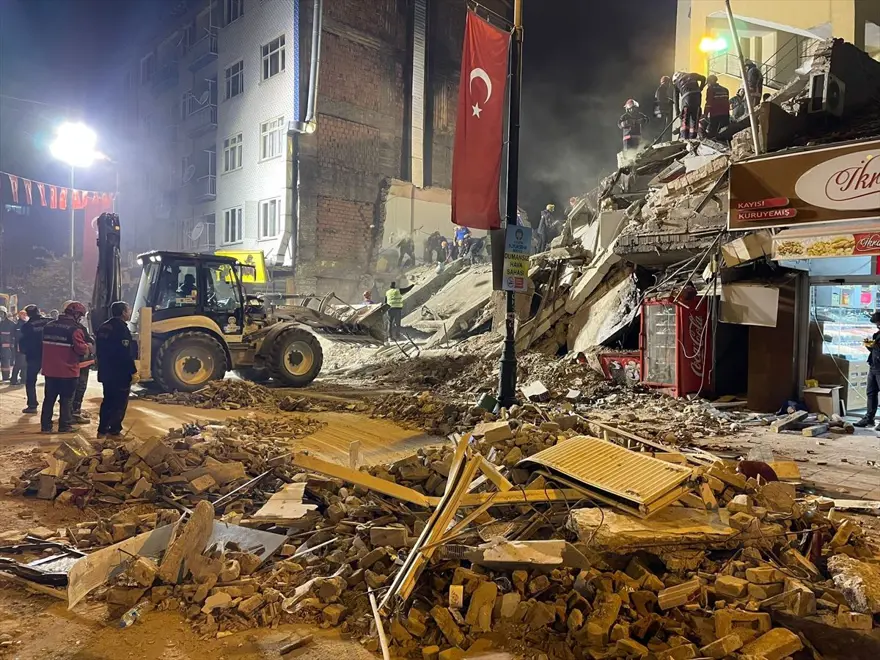 Malatya'da iki katlı bina çöktü: Olay yerinden fotoğraflar 42