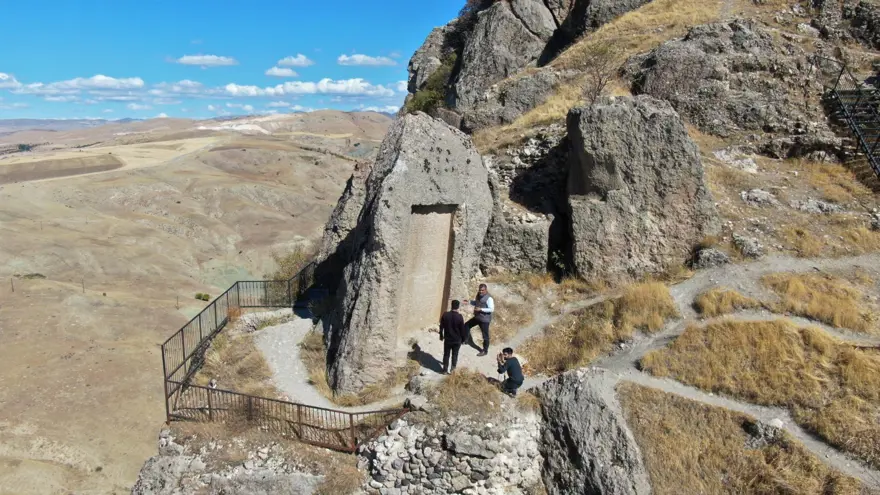 3 bin yıllık taş kitabe ilk günkü ihtişamını koruyor 2 3 bin yıllık taş kitabe ilk günkü ihtişamını koruyor 2