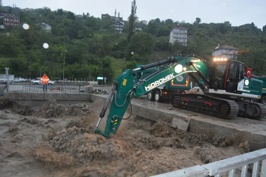 Karadeniz'de sel tehlikesi: 3 ilde eğitime sağanak arası 25