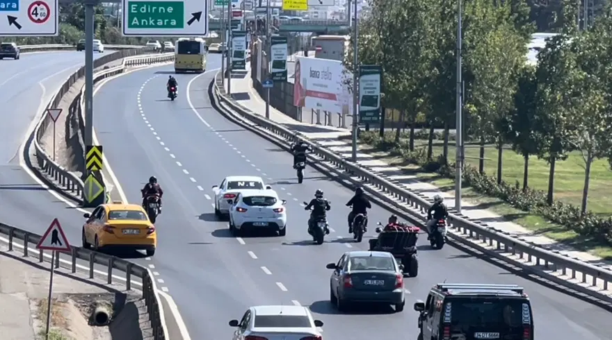 Kartal’da düğün konvoyu tepkisi | Trafiği durdurup, tek tekerüstünde gittiler 3 Kartal’da düğün konvoyu tepkisi | Trafiği durdurup, tek tekerüstünde gittiler 3