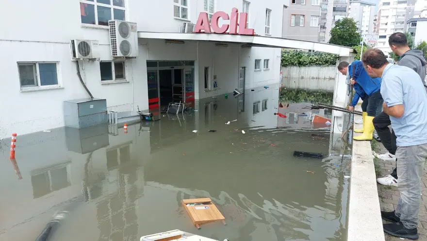 Kuvvetli sağanak birçok ilde hayatı felç etti: Sele kapılan 3 kişi hayatını kaybetti, 1 bebek kayıp 13