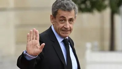Sarkozy hapse giriyor: 11 metrekarelik hücrede kalacak