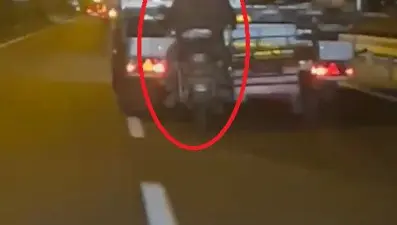 Seyir halindeki tırdan koyun hırsızlığı kamerada