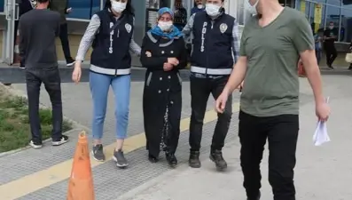 Şizofreni hastası oğlunu tekme atarak surlardan iten anne tutuklandı