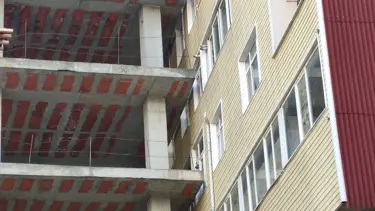 Şişli’de ilginç görüntü: Bina inşaatı 40 yıllık apartmana dayandı