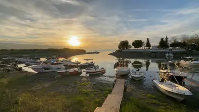 İznik Gölü de kuraklıktan nasibini aldı: 350 metre çekildi, kayıklar karaya oturdu