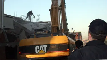 Yıkımda kepçe operatörü vuruldu