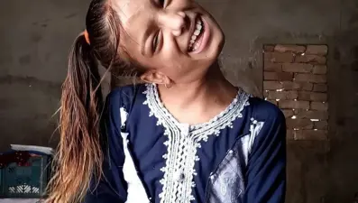 Boynu 90 derece eğik olan kız çocuğunun umut veren hayat hikayesi