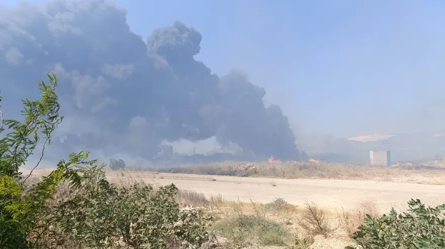 Mersin'de eski kağıt fabrikası alanında yangın 9