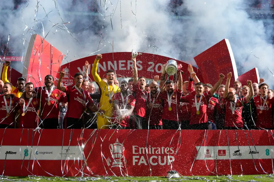 4. MANCHESTER UNİTED 13