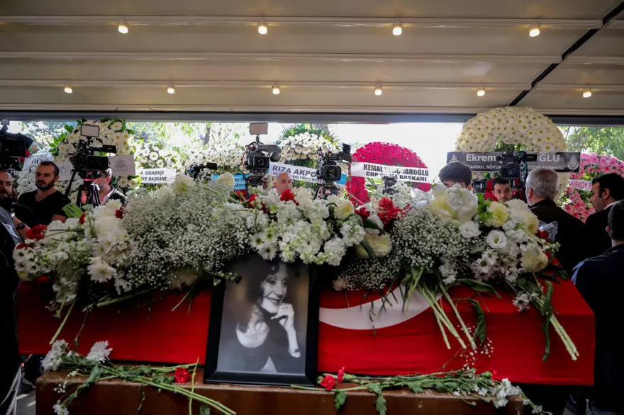 Usta sanatçı Yıldız Kenter son yolculuğuna uğurlandı 11