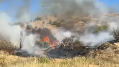 Hakkari'de anız yangını: Alevler rüzgarın etkisiyle yayıldı