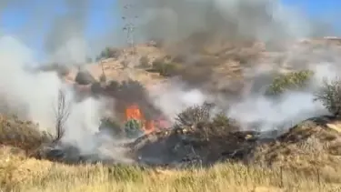 Hakkari'de anız yangını: Alevler rüzgarın etkisiyle yayıldı