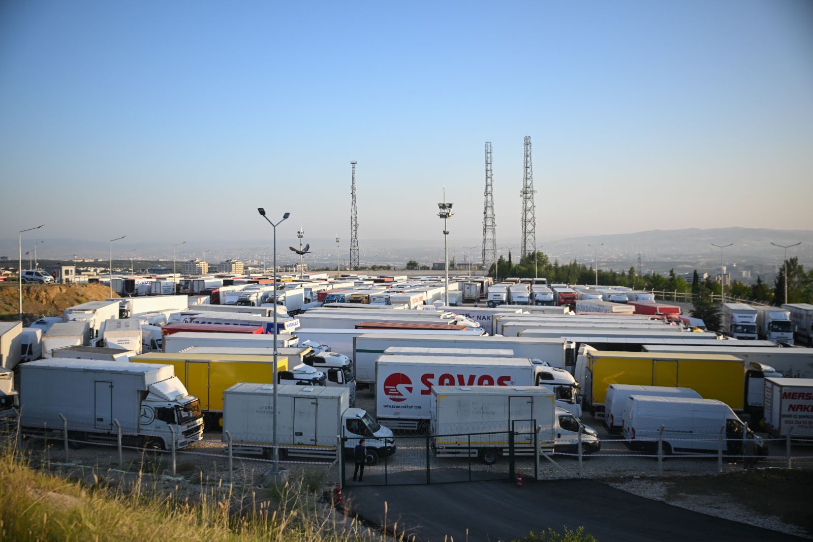 YKS kitapçıkları TIR'larla sevk ediliyor