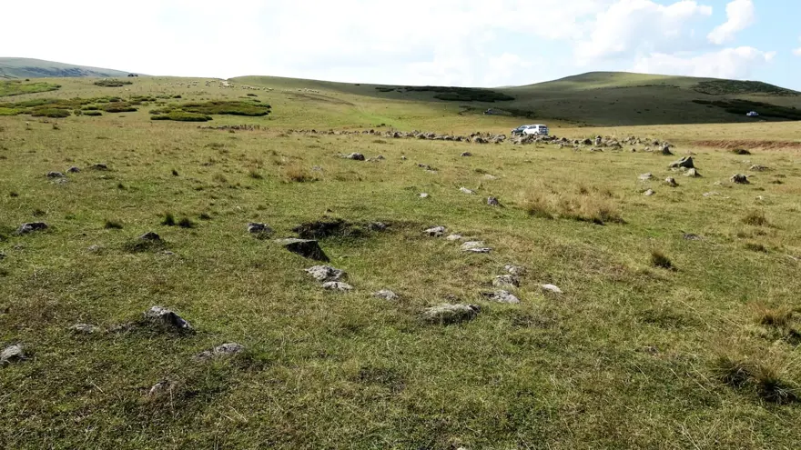 6 asırlık mezarlar defineciler tarafından talan edildi 5 6 asırlık mezarlar defineciler tarafından talan edildi 5