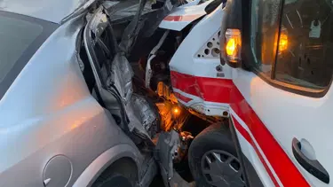 Ambulans ile çarpışan otomobildeki sürücü araçta sıkıştı