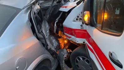 Ambulans ile çarpışan otomobildeki sürücü araçta sıkıştı