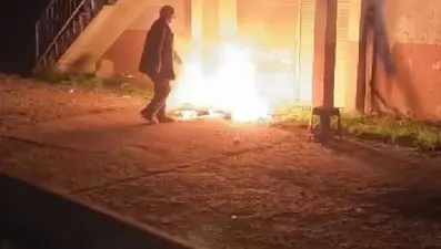 Yangın ihbarına gelen polisler, Türk bayrağını güvenli yere aldı