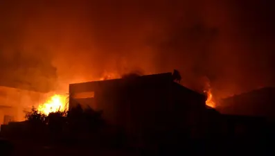 Manisa'da kuru gıda deposunda yangın