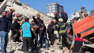 İş makinesi böyle enkaz altında kaldı