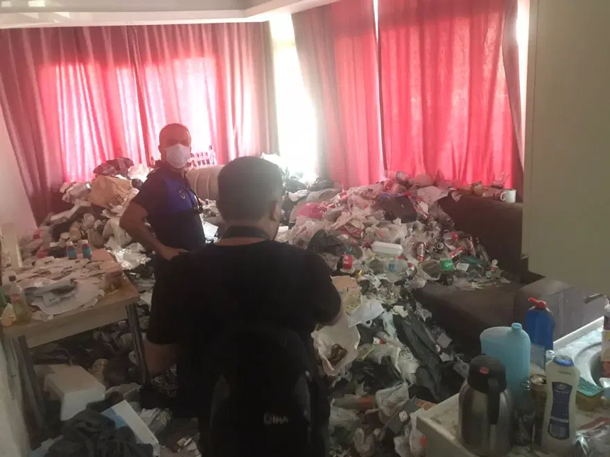 Kiracının terk ettiği evden kilolarca çöp çıktı 