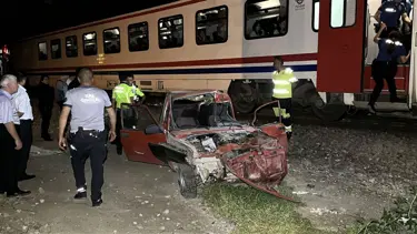 Otomobili raylara bırakıp kaçtı!