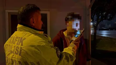 Alkollü sürücü tramvay durağına daldı: Polise "Beni alın bırakmayın" dedi