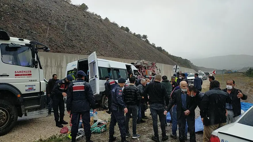 Servis minibüsüyle kamyonet çarpıştı: 2 ölü, 11 yaralı 9 Servis minibüsüyle kamyonet çarpıştı: 2 ölü, 11 yaralı 9