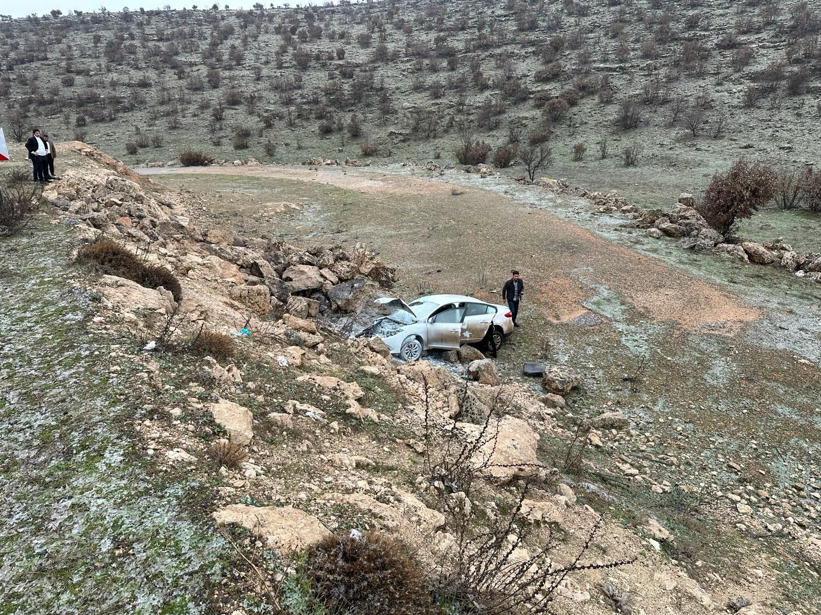 Mardin’de kontrolden çıkan otomobil şarampole devrildi: 4 yaralı