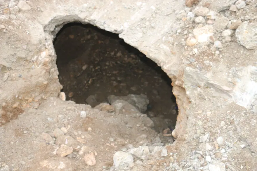 Yol çalışmasında 1600 yıllık oda mezar bulundu 