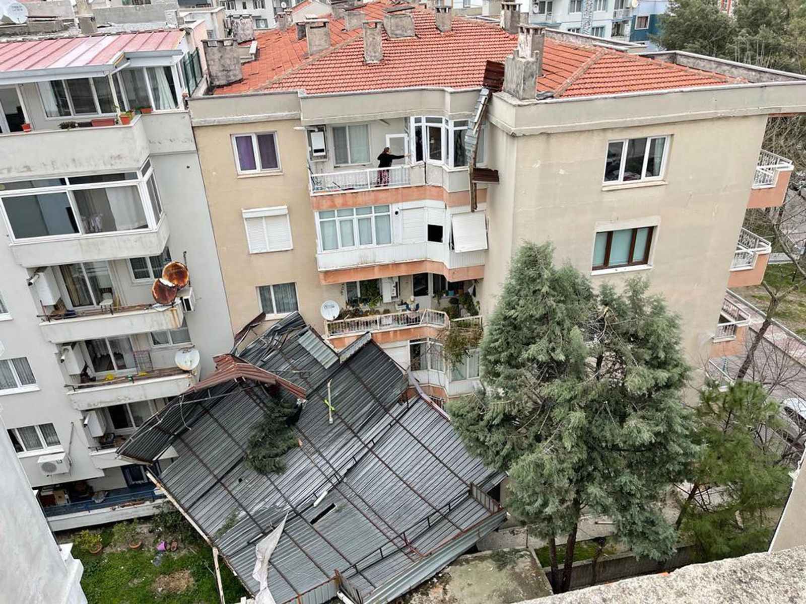Manisa'da kum fırtınası: Binaların çatısı uçtu, araçlar hasar gördü