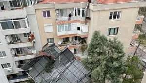 Manisa'da kum fırtınası: Binaların çatısı uçtu, araçlar hasar gördü Manisa'da kum fırtınası: Binaların çatısı uçtu, araçlar hasar gördü