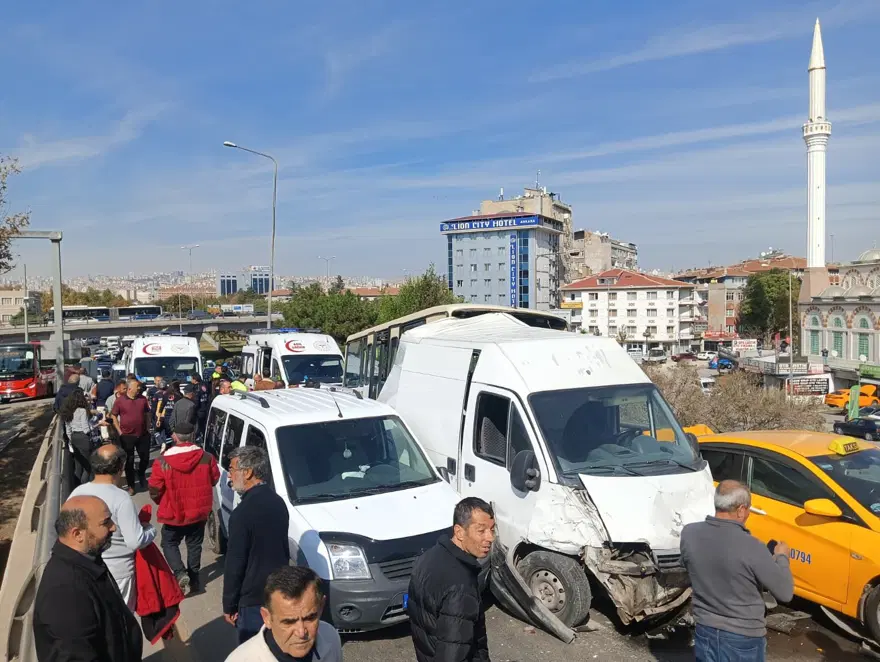 Ankara'da 6 araç birbirine girdi: Yaralılar var 3 Ankara'da 6 araç birbirine girdi: Yaralılar var 3