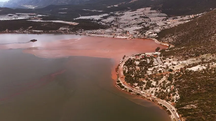 Antalya'da sel ve dolu: Yollar kapandı, sahiller çamur rengine döndü 8