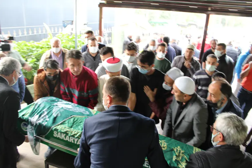 Mete Gazoz'un anneannesi son yolculuğuna uğurlandı 7 Mete Gazoz'un anneannesi son yolculuğuna uğurlandı 7