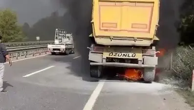 Seyir halindeki kamyonda yangın çıktı