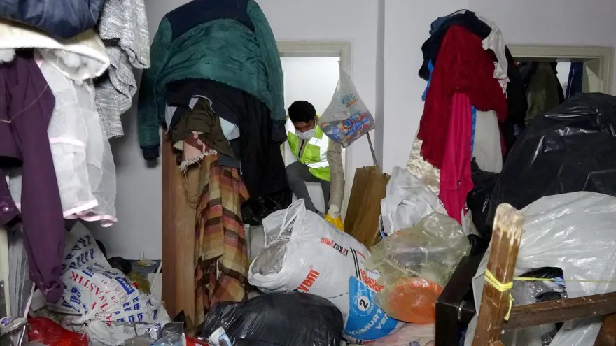 Apartman sakinleri kokudan isyan etti: Daireden 2 kamyon çöp çıktı 