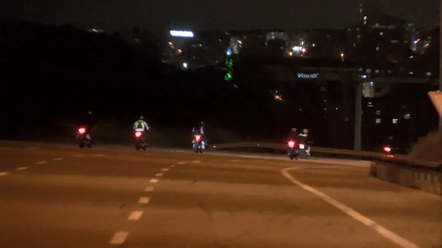 Motosikletlilere polis baskını: 5 motosiklet bağlandı, 2sürücü kaçtı Motosikletlilere polis baskını: 5 motosiklet bağlandı, 2sürücü kaçtı