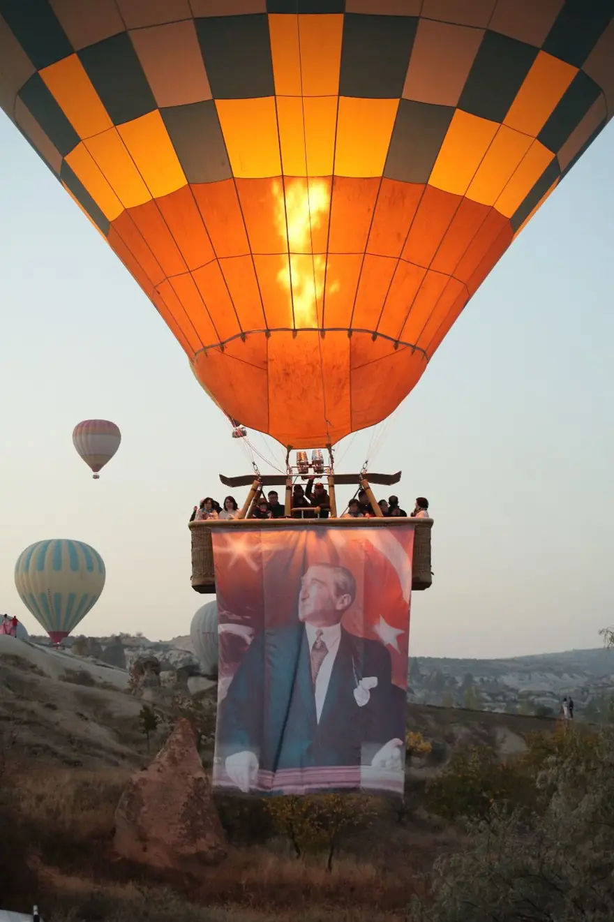 Kapadokya'da balonlar Türk bayrakları ve Atatürk posteri ile uçtu 2 Kapadokya'da balonlar Türk bayrakları ve Atatürk posteri ile uçtu 2