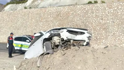 Kontrolden çıkan araç toprak yığınına çarptı