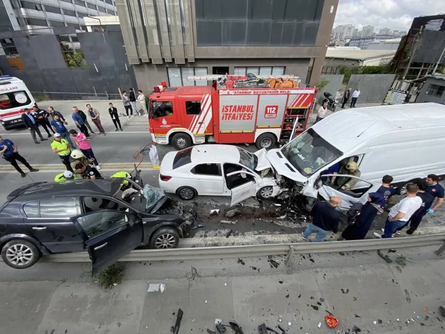 BasınEkspres yan yoldaki zincirleme kazada 2 can kaybı 1