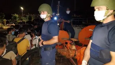 İzmir'de 268 sığınmacı yakalandı: Operasyon anı NTV'de
