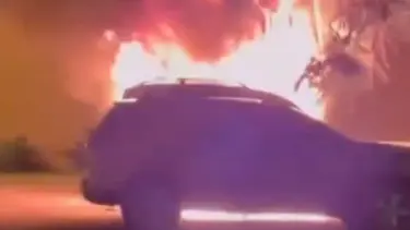 Park halindeki araç alev alev yandı