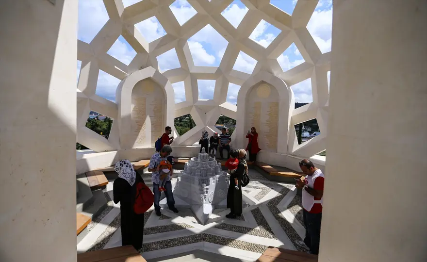 "Şehitler Makamı"na yoğun ilgi 1 "Şehitler Makamı"na yoğun ilgi 1