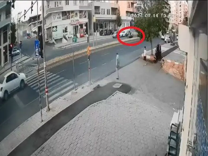 Metrelerce sürüklendiler: Motosiklet sürücülerinin feci kazası 