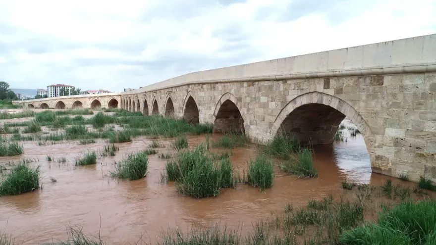 Eğri Köprü'nün 18 gözünden de yıllar sonra su aktı 9