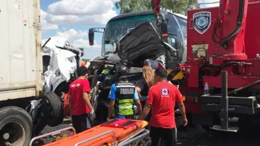 Filipinler'de yolcu otobüsü gişedeki araçlara çarptı: 12 ölü