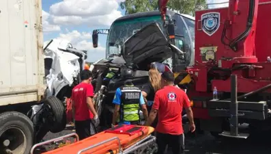 Filipinler'de yolcu otobüsü gişedeki araçlara çarptı: 12 ölü