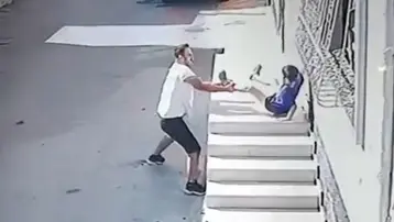 Adana'da kan konduran görüntü! Kovaladığı çocuğu yere fırlattı