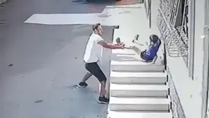 Adana'da kan konduran görüntü! Kovaladığı çocuğu yere fırlattı